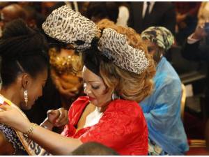 Miss-Cameroun-2015-couronnée-par-MadameChantal-Biya